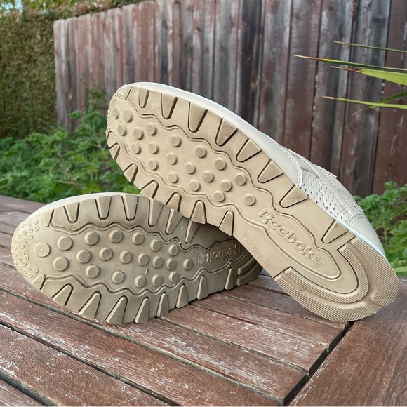 [SOLD] ✨Near New✨ Reebok Classic Leather Sneakers W8.5 / M7 / EU39 - Light Sand - Picture 11 of 12